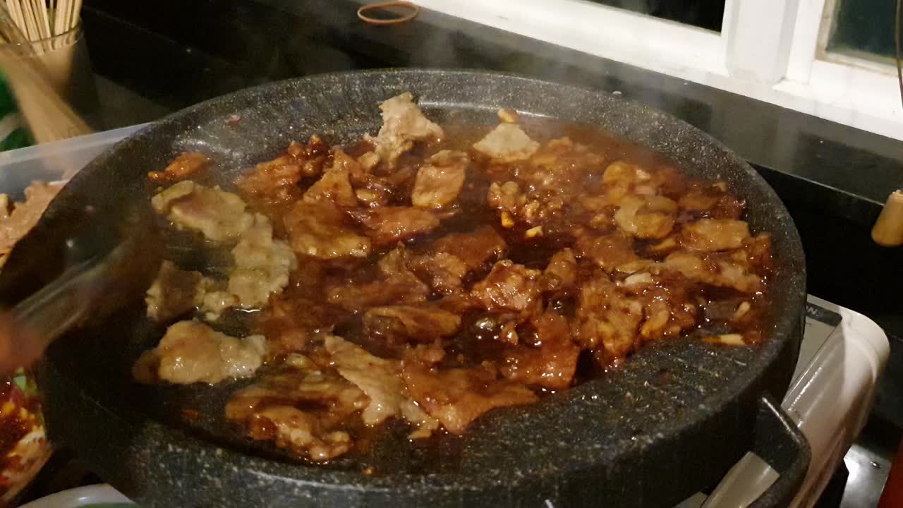 俯视图牛肉烤架与烧烤酱，烹饪食物视频素材