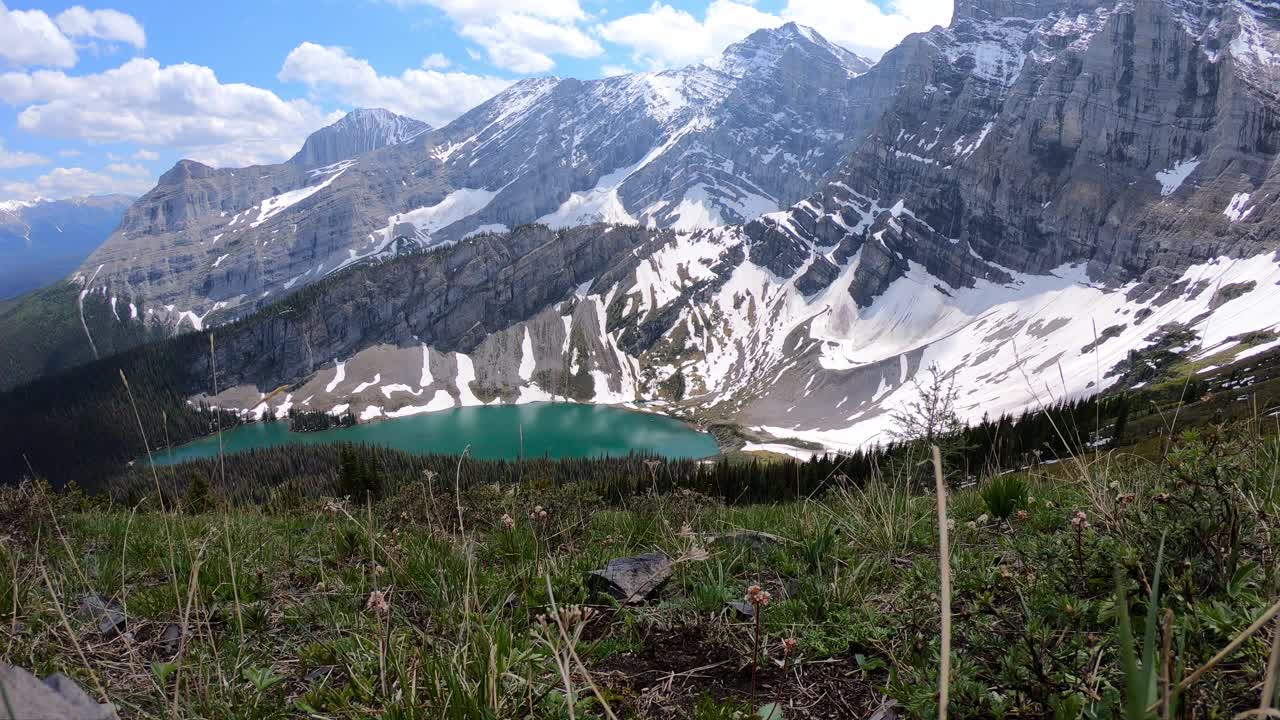 风景秀丽的Rawson湖在卡那纳斯基斯国家附近的Sarrail山脊视频素材