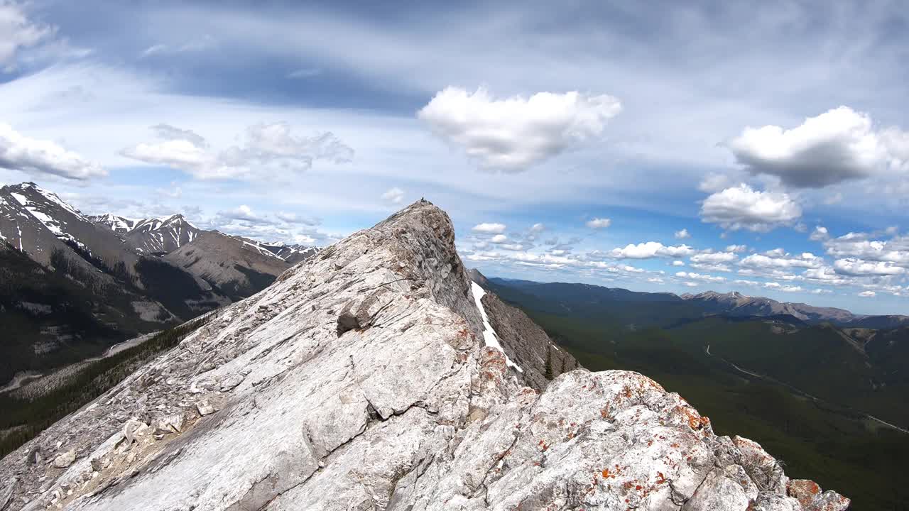 加拿大亚伯达省卡纳纳斯基斯县的Nihahi山脊徒步旅行的景色视频素材