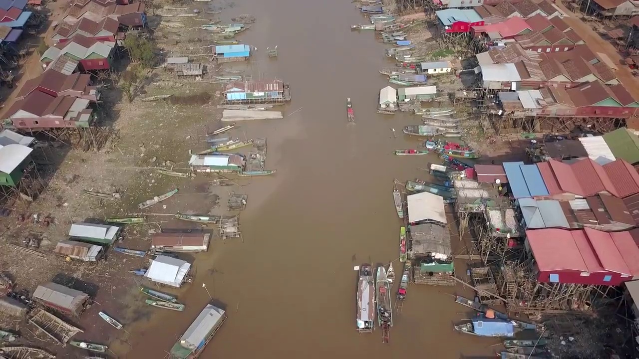 洞里萨河(tonle SAP)沿岸，漂浮的吊脚楼村落的嗡嗡声不绝于耳视频素材