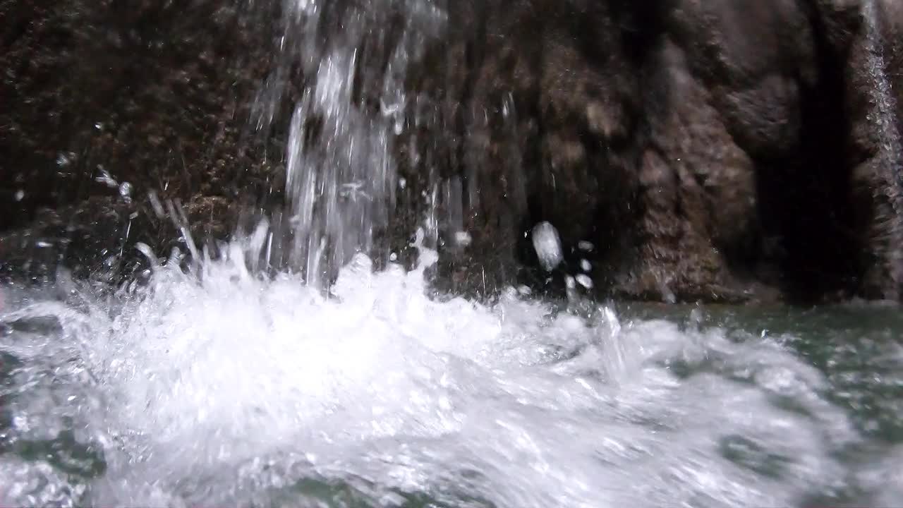 晶莹剔透的水滴从热带小瀑布上落下视频素材