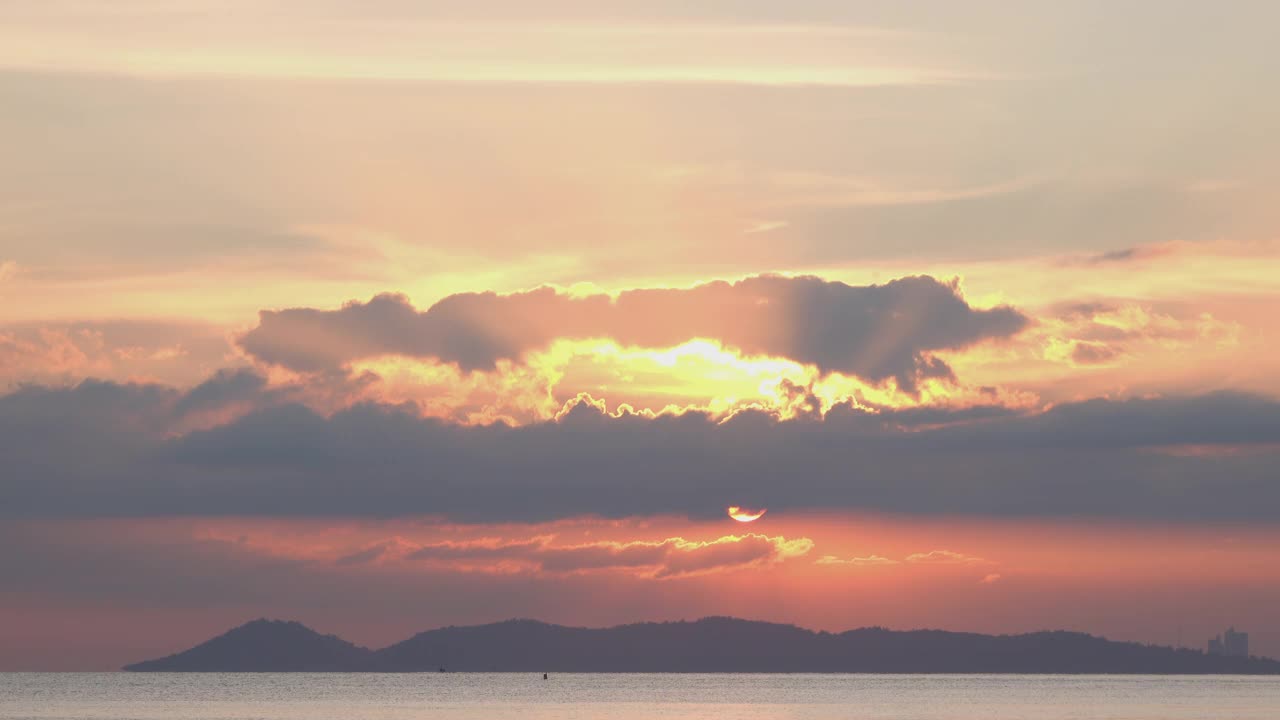 在海上日落。视频素材