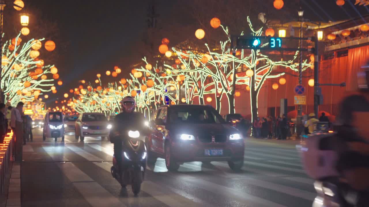 街上挂满灯笼庆祝中国新年视频素材