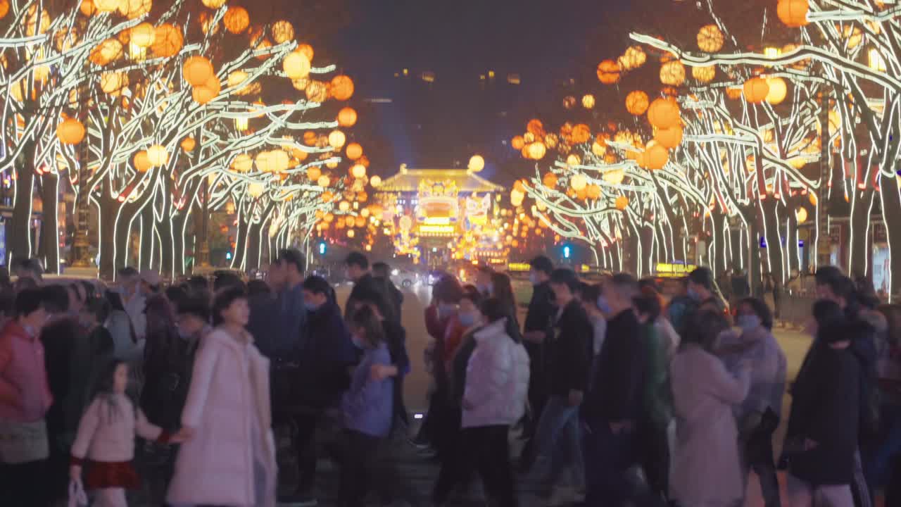 街上挂满灯笼庆祝中国新年视频素材