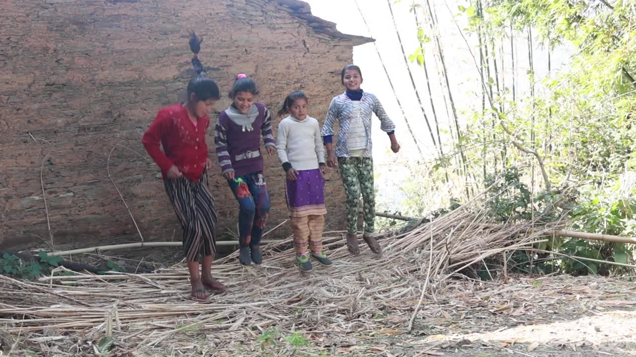 快乐的孩子们在大自然中跳跃视频下载