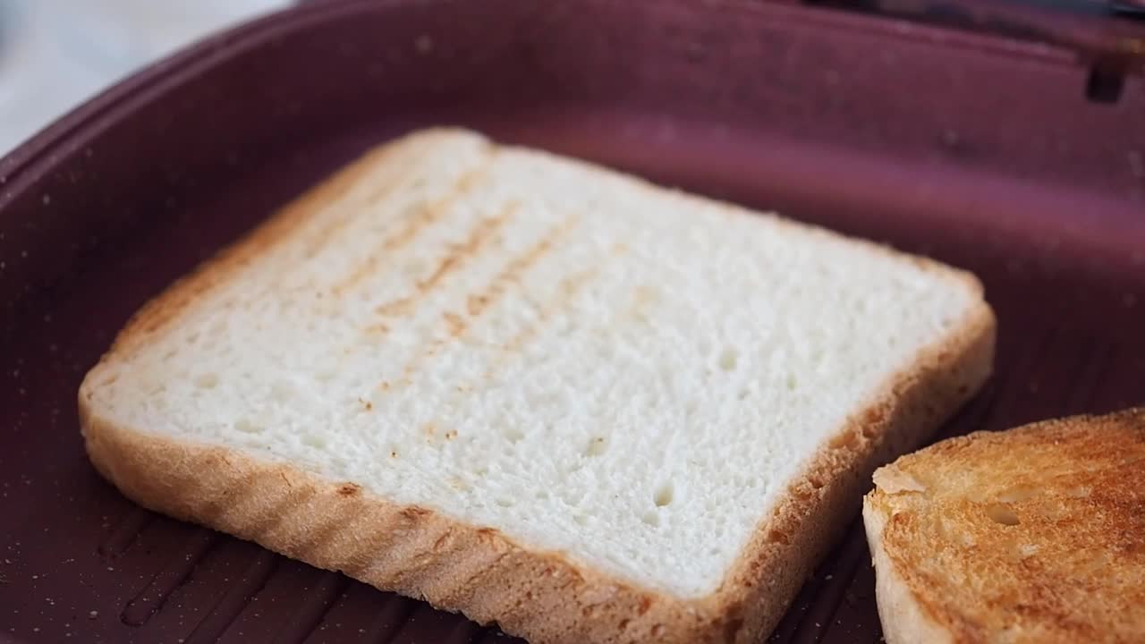 在烤三明治锅里做酥脆的吐司面包。视频素材