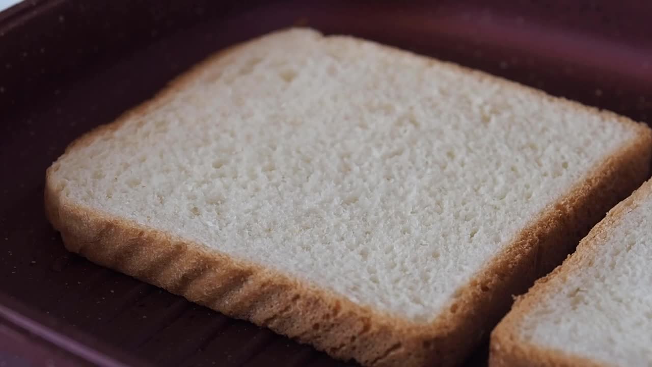 在烤三明治锅里做酥脆的吐司面包。视频素材