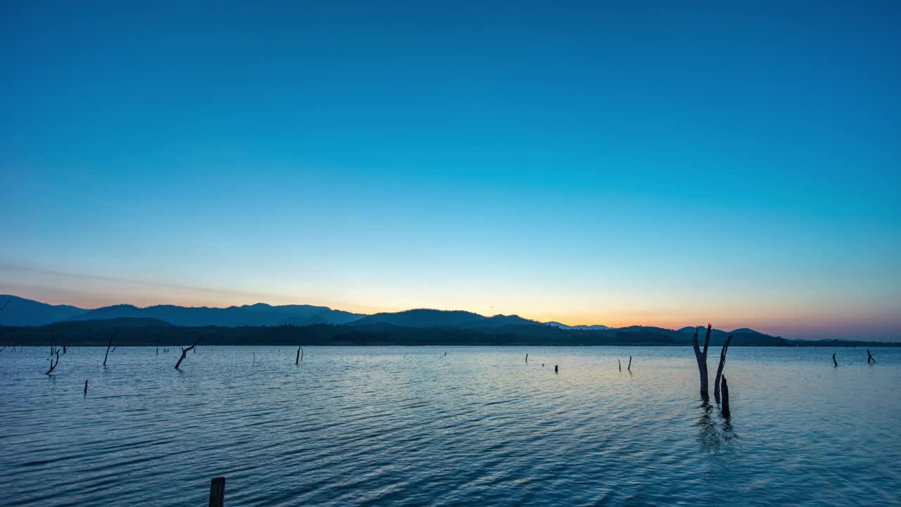 日出在山和湖，黎明到一天的时间流逝视频视频素材