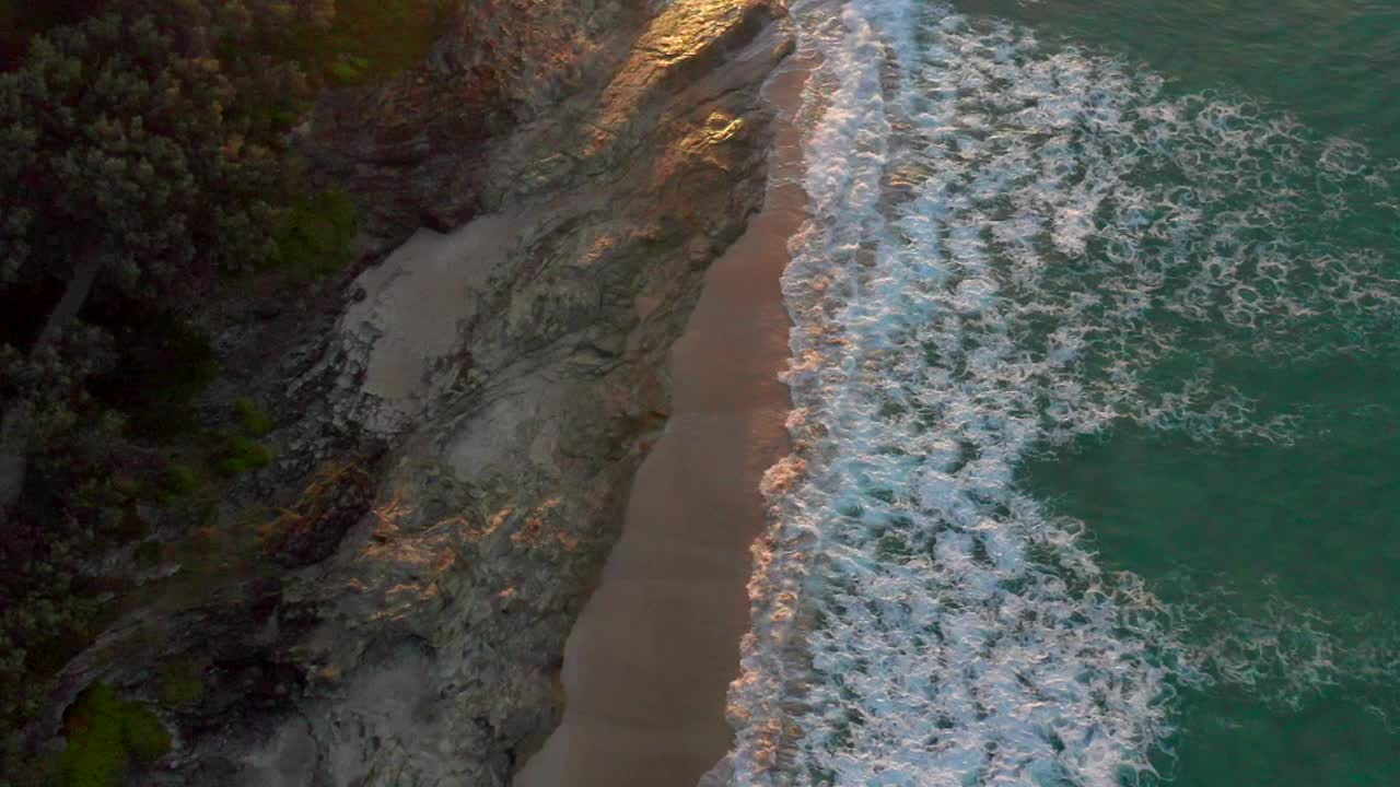 空中俯瞰法国的海滩北斯特拉德布鲁克岛，明杰里巴，昆士兰澳大利亚海角海浪在日落视频素材