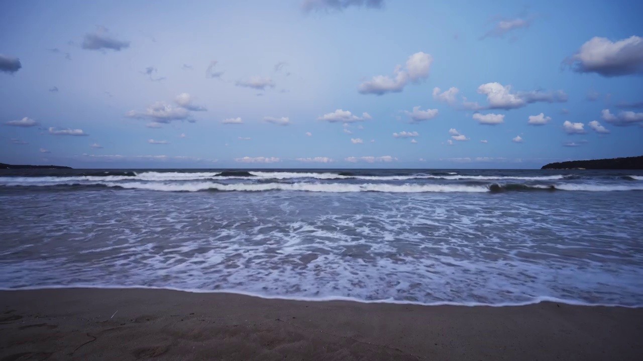 美丽的云景在大海和海滩，日出4k视频视频素材