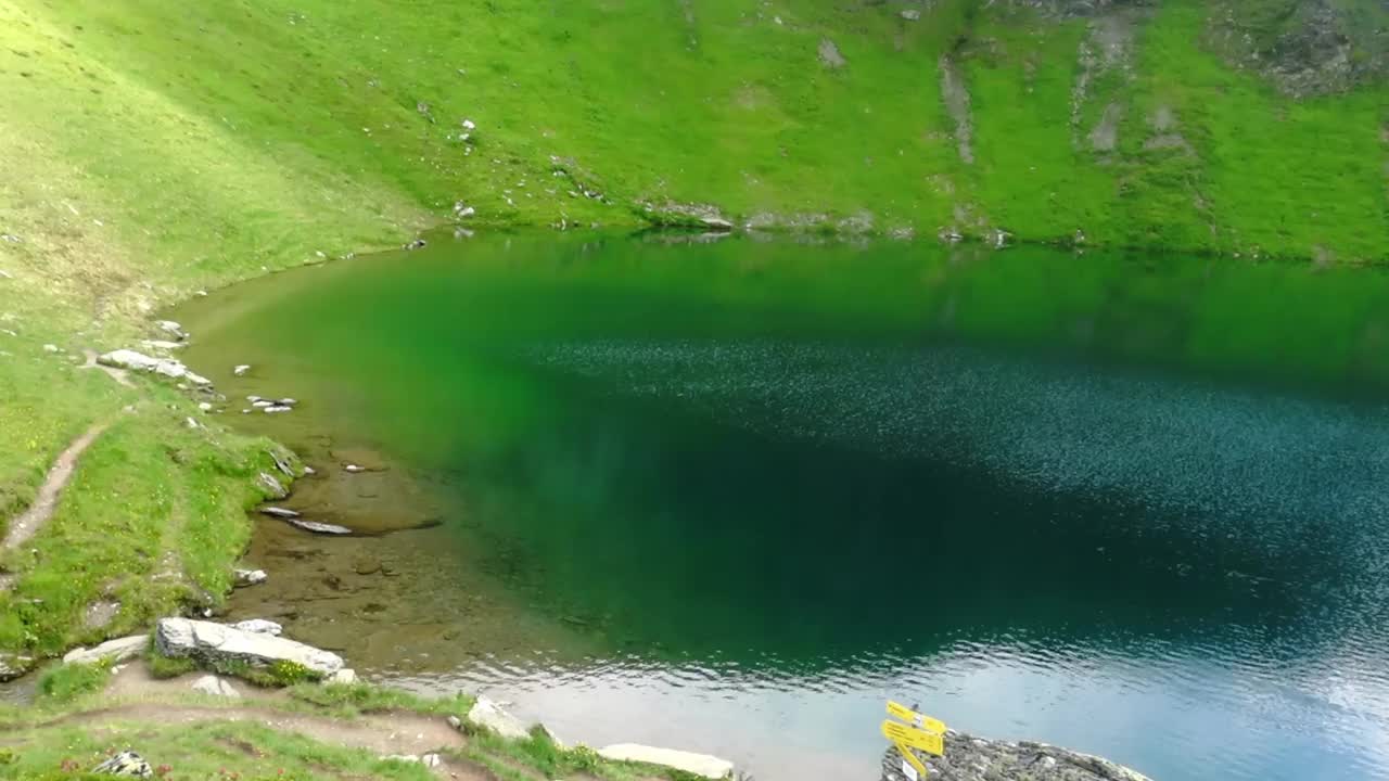 在奥地利徒步旅行时，令人惊叹的山湖在绿色的山景中视频素材