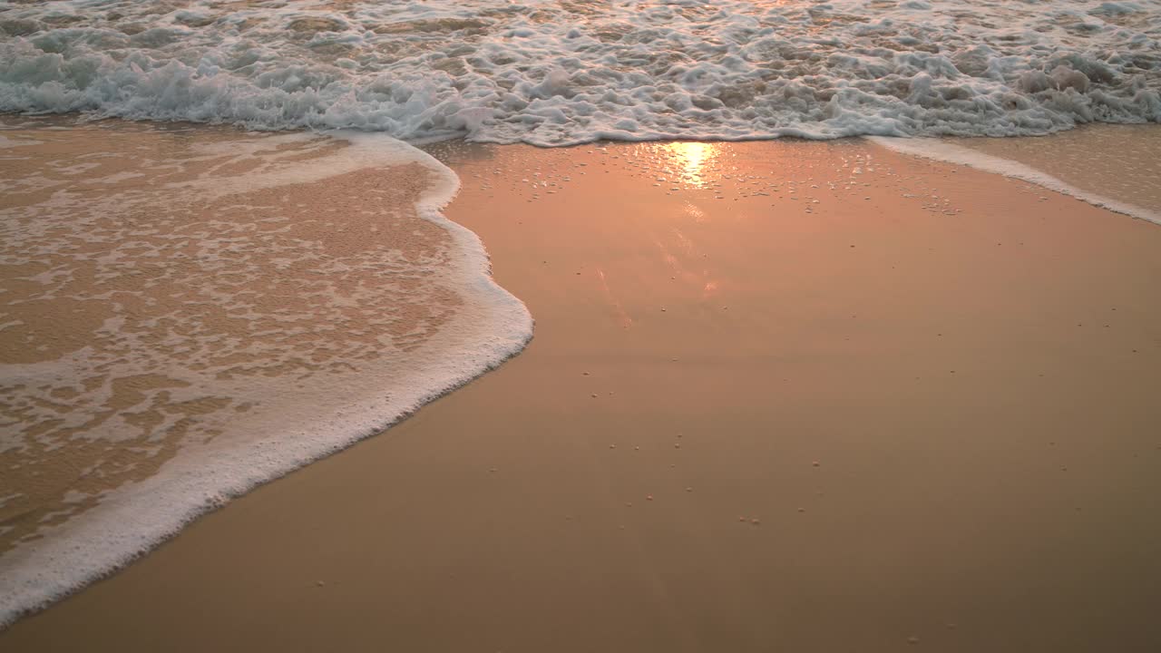 热带沙滩，美丽的海浪，夏日海滩海景景观，自由放松和水疗度假时间的概念，海水和泡沫的海浪，慢动作视频素材