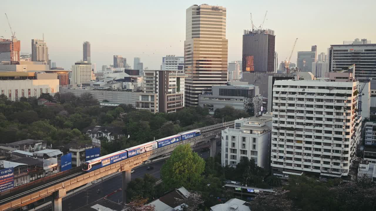 曼谷早上日出在Phayathai路，从空中看bts的空中列车去暹罗视频素材