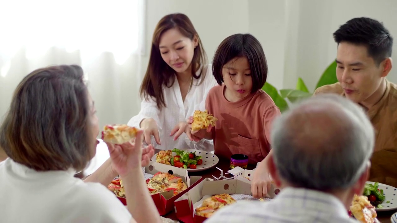 亚洲家庭在舒适之家共进午餐视频素材