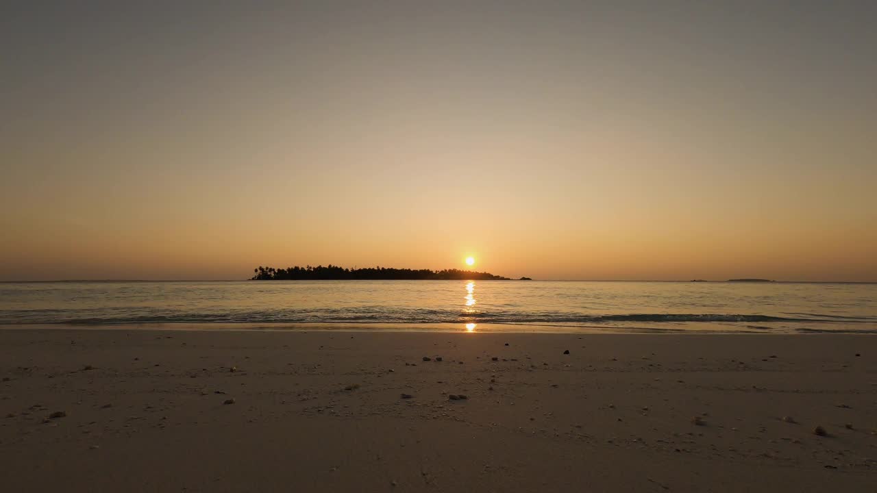 时间流逝彩色海洋岛海滩日出，基哈岛，马尔代夫2021年视频素材