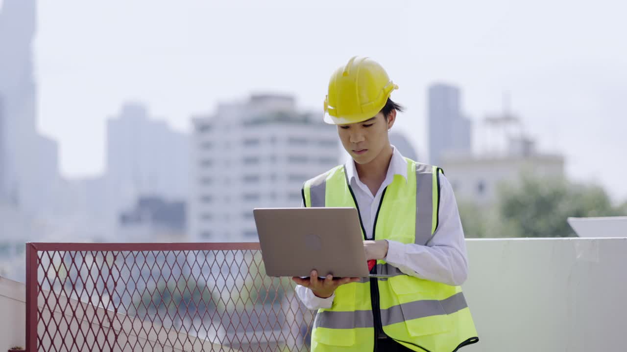 土木工程队开会检查建筑面积。使用笔记本电脑检查施工。服务工程师监督城市结构。工作时戴安全帽，防止事故发生。视频素材