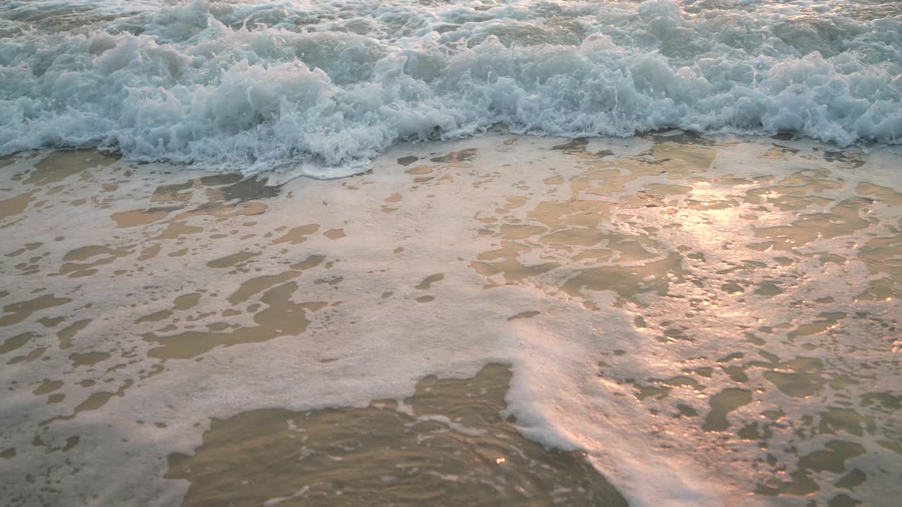 热带沙滩，美丽的海浪，夏日海滩海景景观，自由放松和水疗度假时间的概念，海水和泡沫的海浪，慢动作视频素材