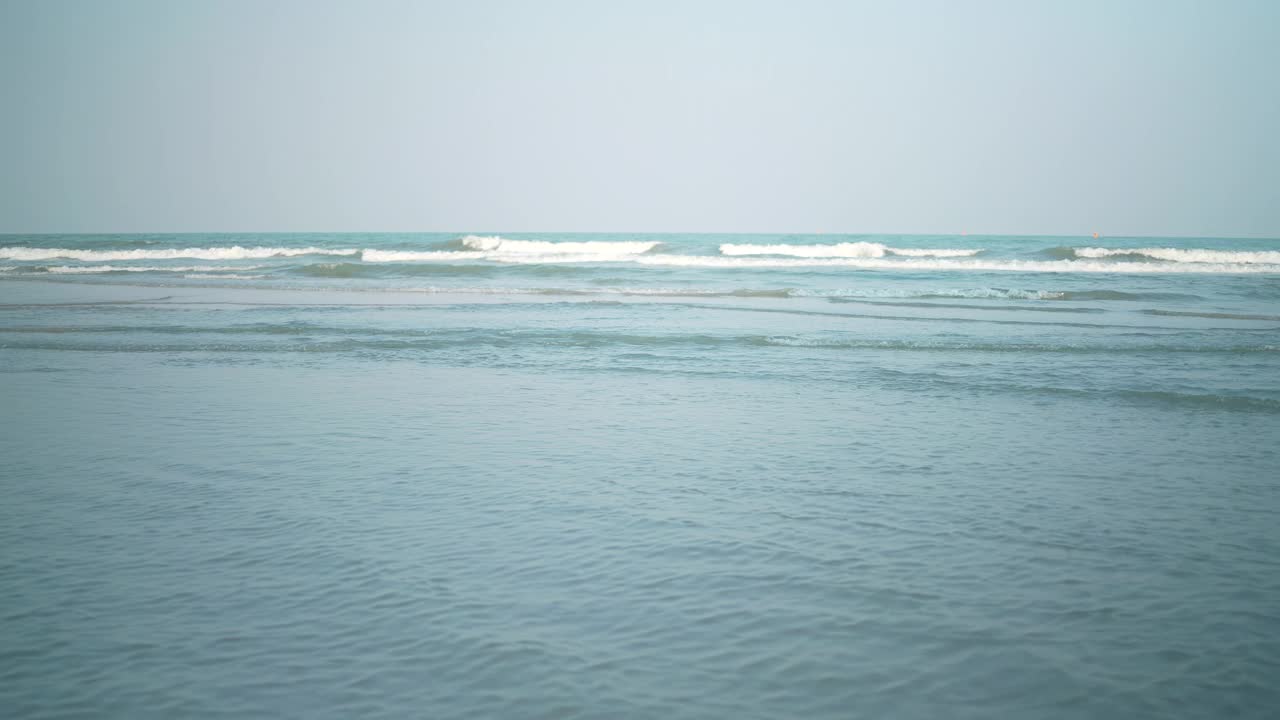 热带沙滩，美丽的海浪，夏日海滩海景景观，自由放松和水疗度假时间的概念，海水和泡沫的海浪，慢动作视频素材