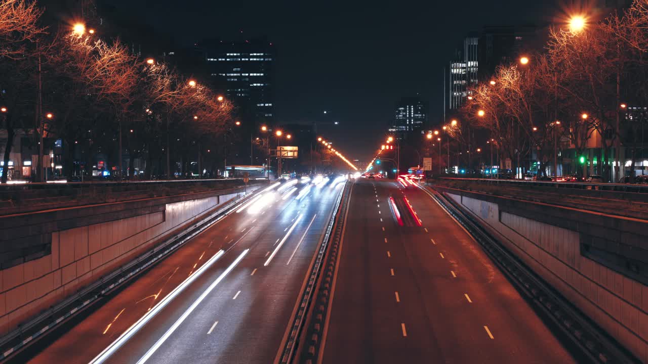 时间流逝的夜晚照亮了马德里城市繁忙的道路。西班牙视频素材