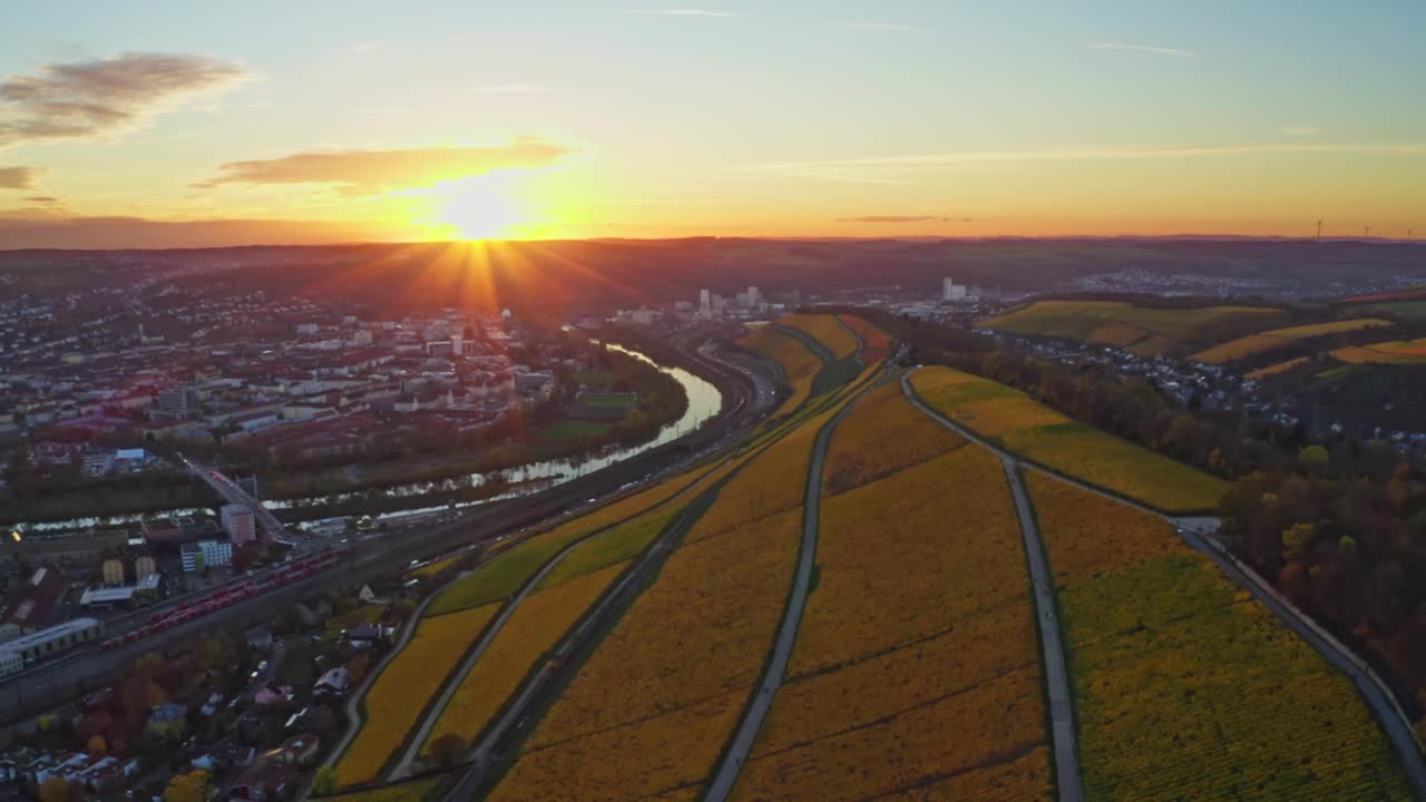 鸟瞰图，金色葡萄园的秋天从上方，地区Mainfranken,Würzburg，德国视频素材