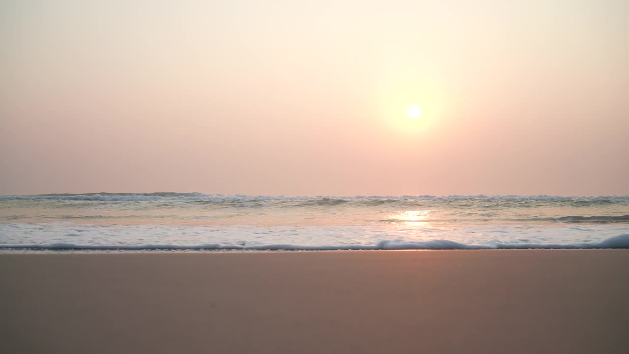 热带沙滩，美丽的海浪，夏日海滩海景景观，自由放松和水疗度假时间的概念，海水和泡沫的海浪，慢动作视频素材