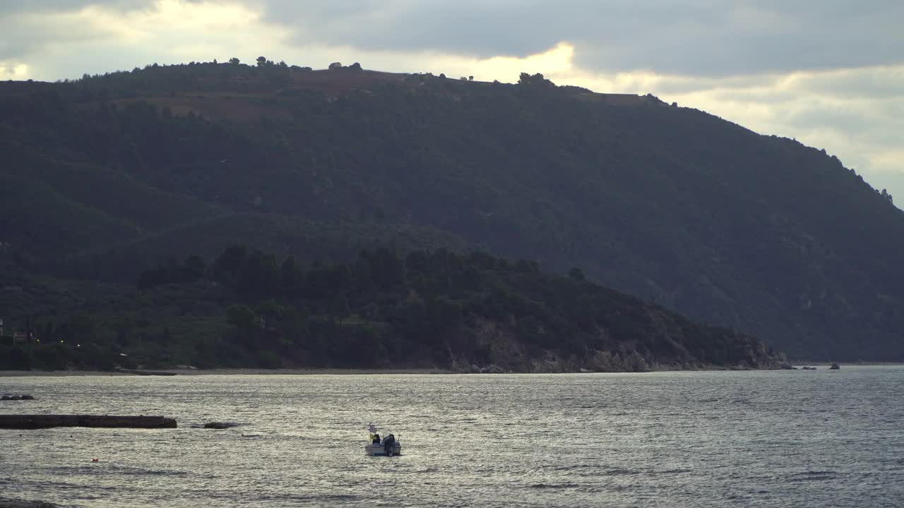 希腊阿陀斯的日出或日落与光线和大海全景视频素材