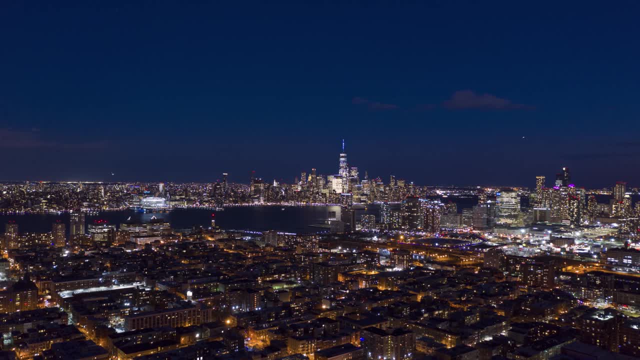 曼哈顿下城和泽西城夜晚的城市天际线。鸟瞰图。美国视频素材