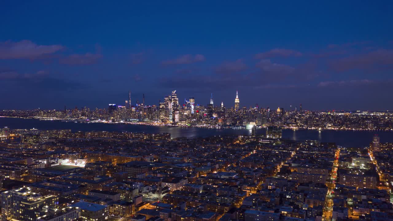 曼哈顿中城的城市天际线和霍博肯之夜。鸟瞰图。美国视频素材