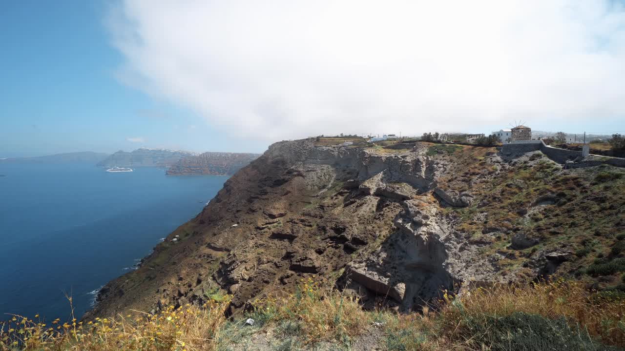 希腊圣托里尼岛的火山口海景，有游船和火山岛视频素材