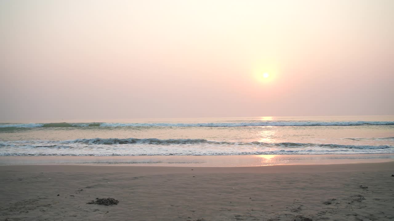 热带沙滩，美丽的海浪，夏日海滩海景景观，自由放松和水疗度假时间的概念，海水和泡沫的海浪，慢动作视频素材