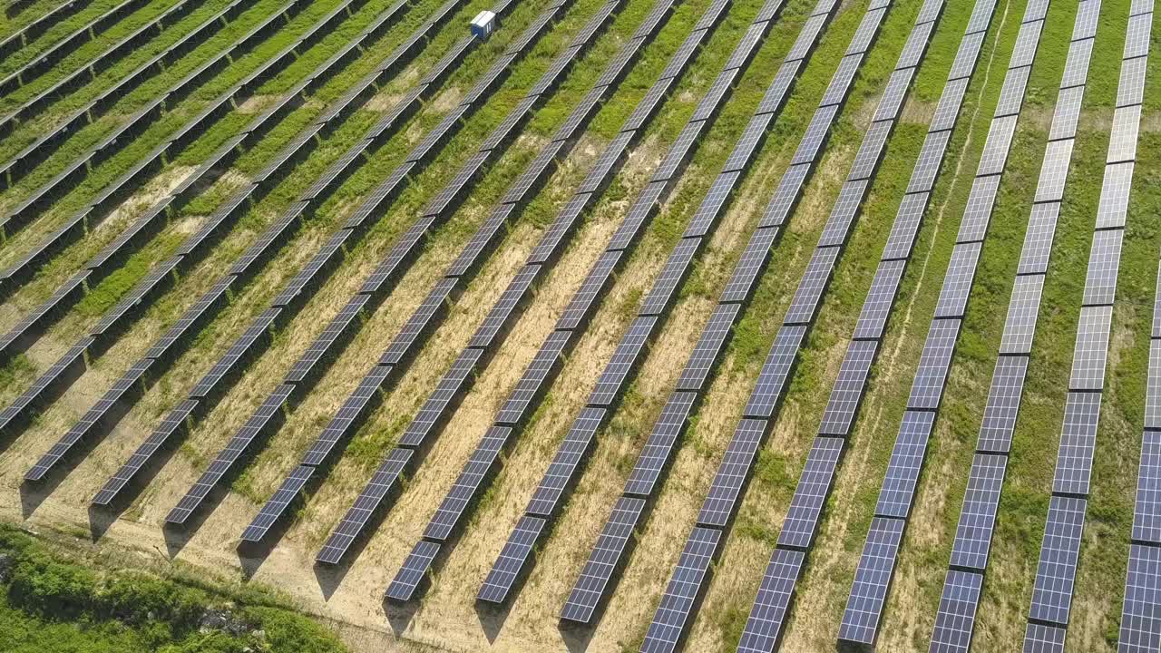 太阳能发电厂场地鸟瞰图。生产清洁生态能源的光电板。视频素材