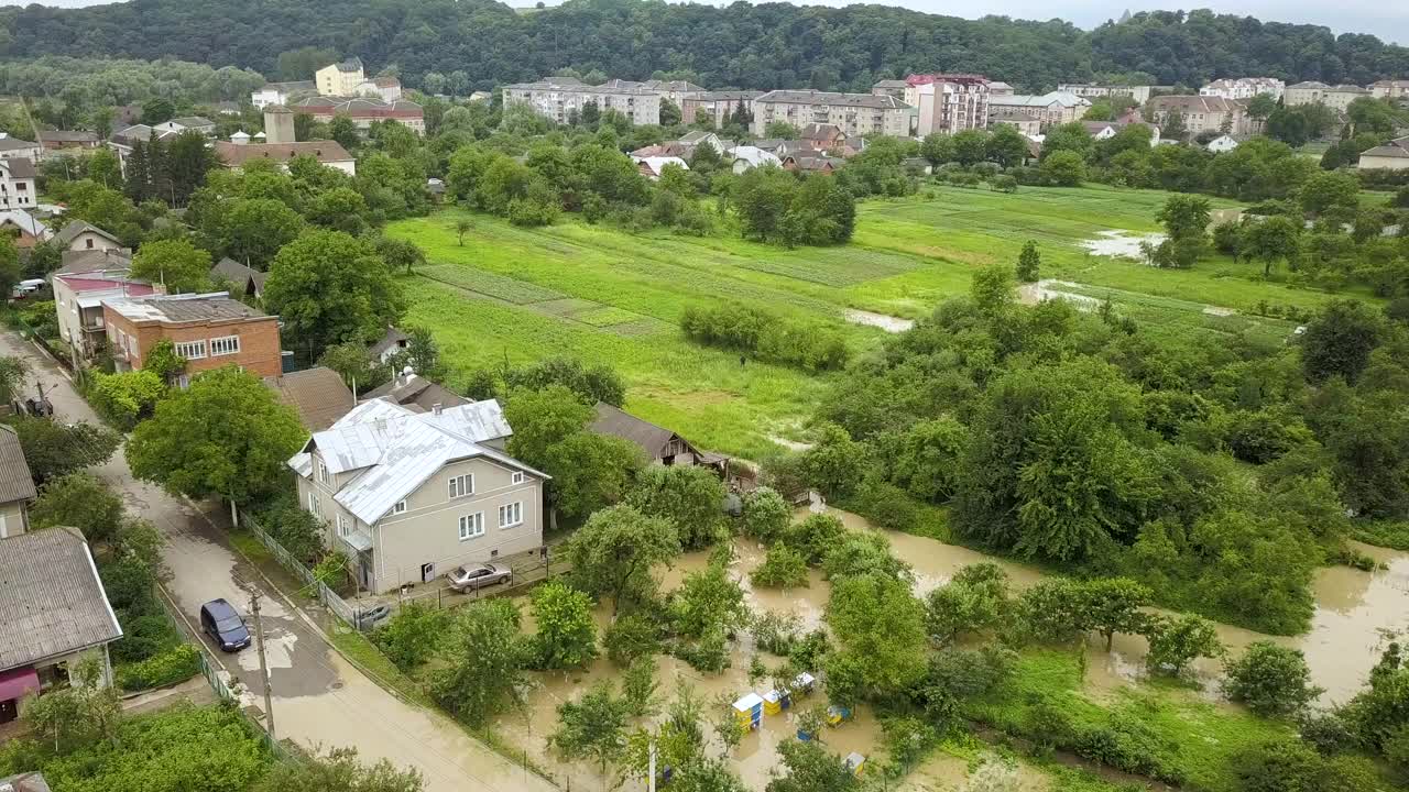 乌克兰西部哈里奇镇德尼斯特河被污水淹没的房屋鸟瞰图。视频素材