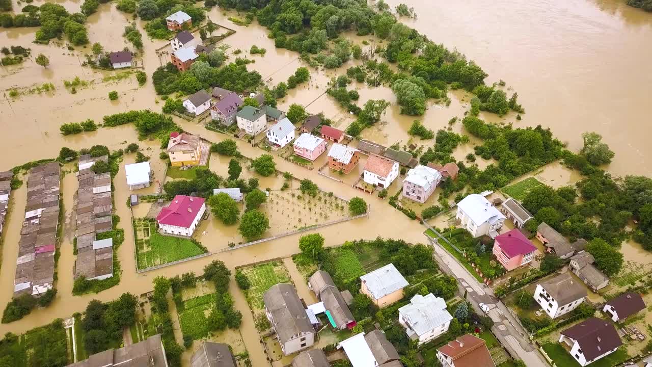 乌克兰西部哈里奇镇德尼斯特河被污水淹没的房屋鸟瞰图。视频素材