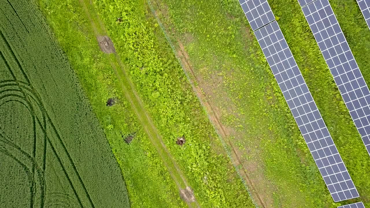 太阳能发电厂场地鸟瞰图。生产清洁生态能源的光电板。视频素材