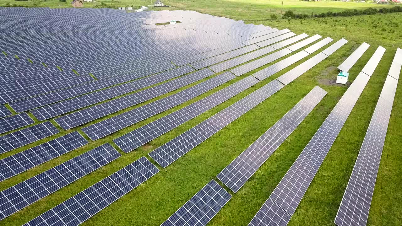 太阳能发电厂场地鸟瞰图。生产清洁生态能源的光电板。视频素材