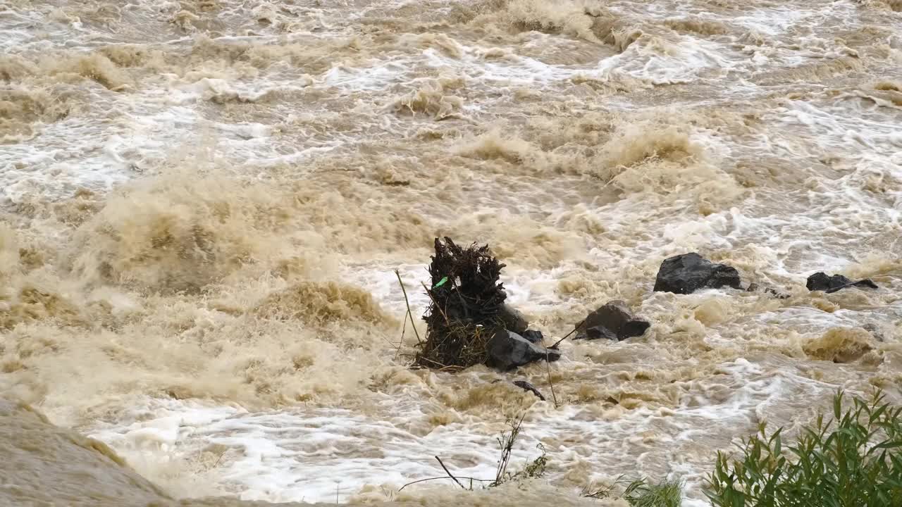 春季暴雨期间，河水浑浊，河水浑浊。视频素材