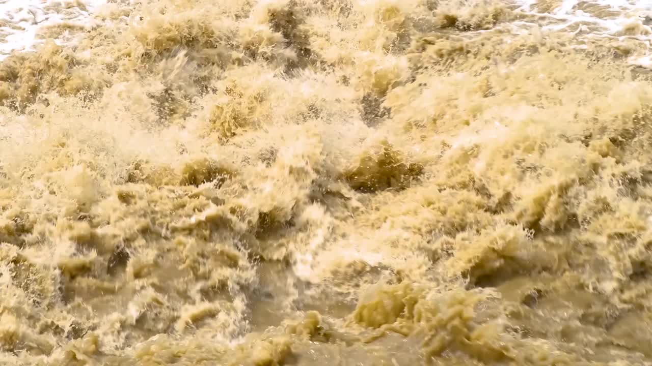 春季暴雨期间，河水浑浊，河水泛滥。视频素材