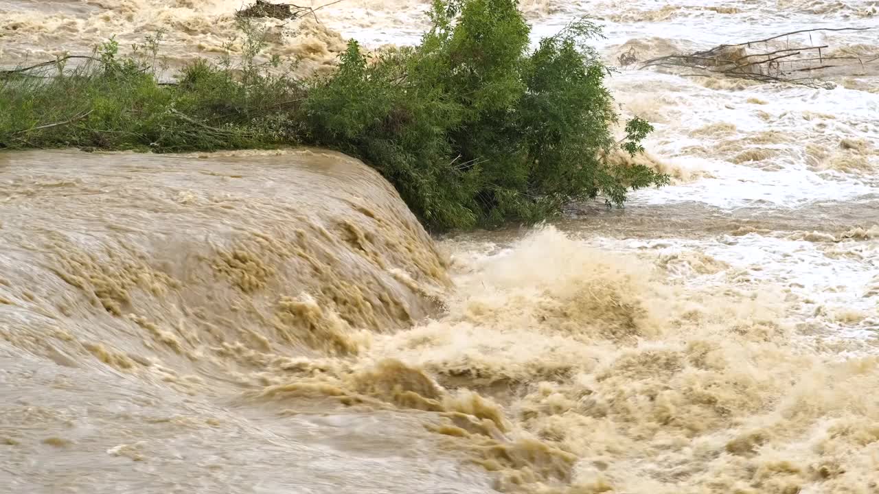 春季暴雨期间，河水浑浊，河水浑浊。视频素材