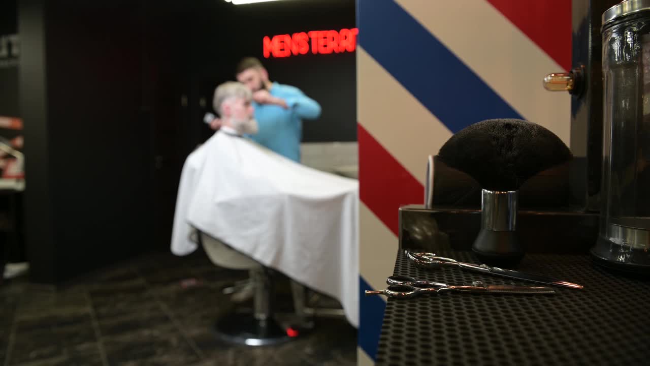 理发师的工具在聚焦，背景在聚焦以外的理发师视频素材