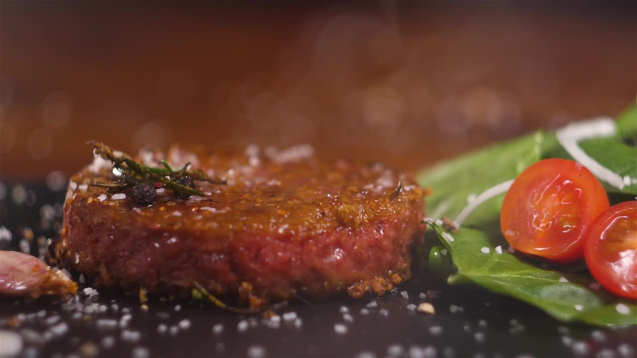 植物素食汉堡肉，假素食牛肉，新鲜的不可能的素食食物，超越肉类视频素材