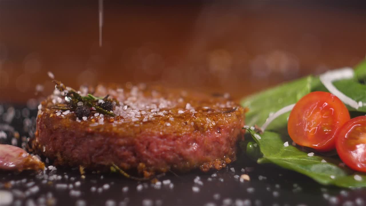 植物为基础的素食汉堡肉，假素食牛肉近距离，新鲜的不可能的素食食品，除了肉类视频素材