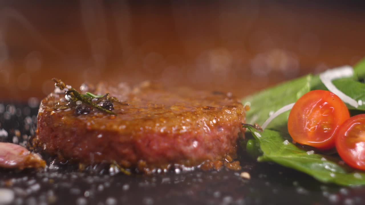 植物为基础的素食汉堡肉，假素食牛肉近距离，新鲜的不可能的素食食品，除了肉类视频素材