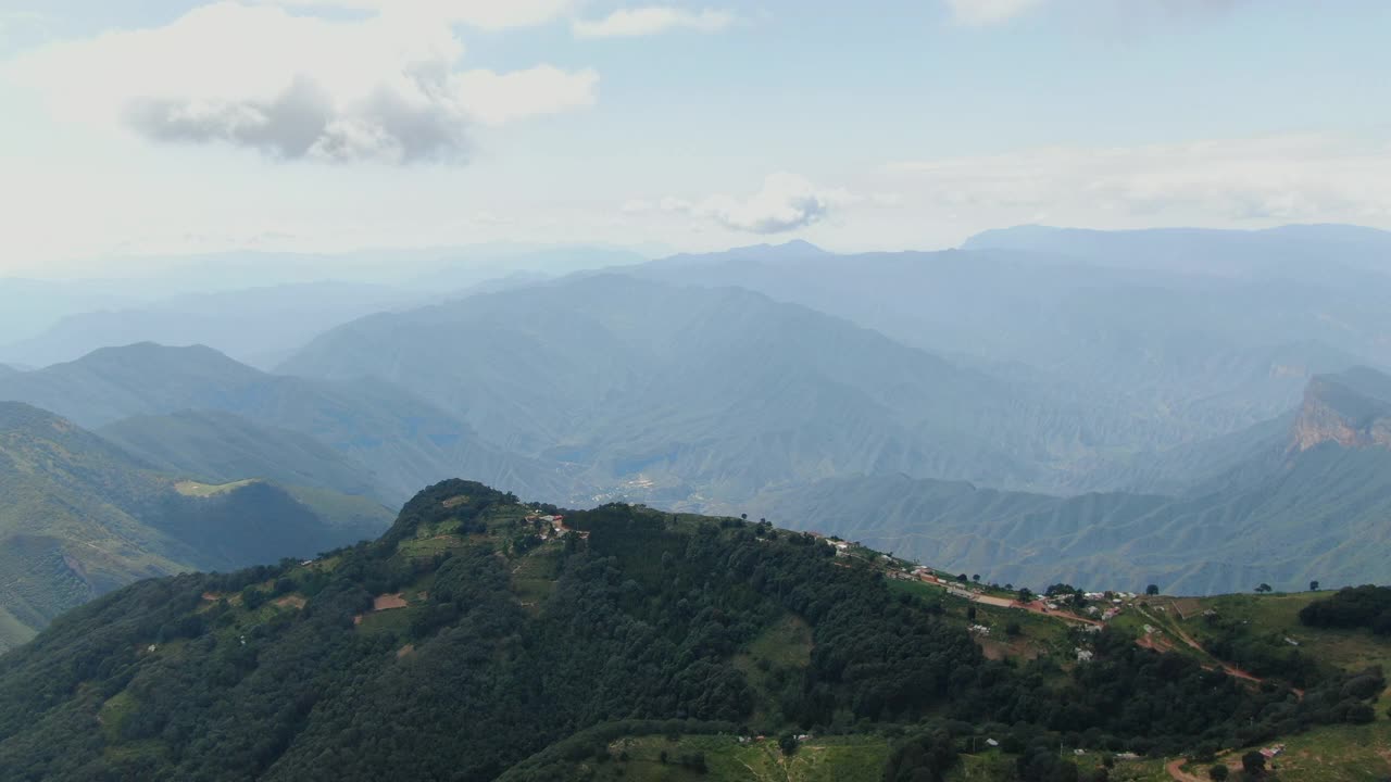 鸟瞰图的Sierra Gorda山脉视频下载