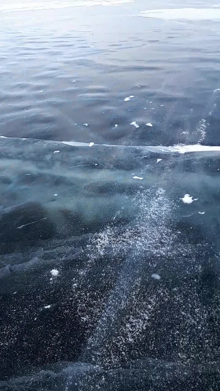 贝加尔湖纯净的冰面上的雪。西伯利亚。贝加尔湖视频下载