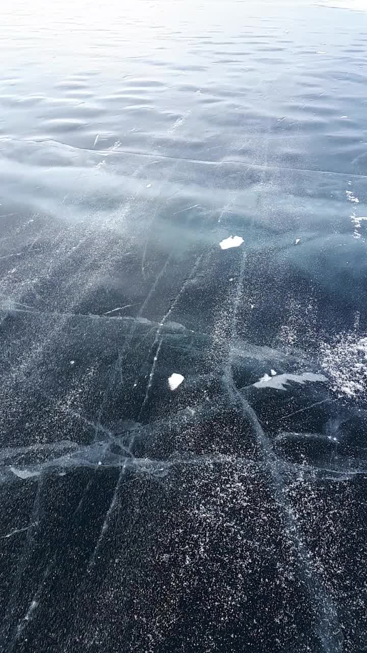 贝加尔湖纯净的冰面上的雪。西伯利亚。贝加尔湖视频下载