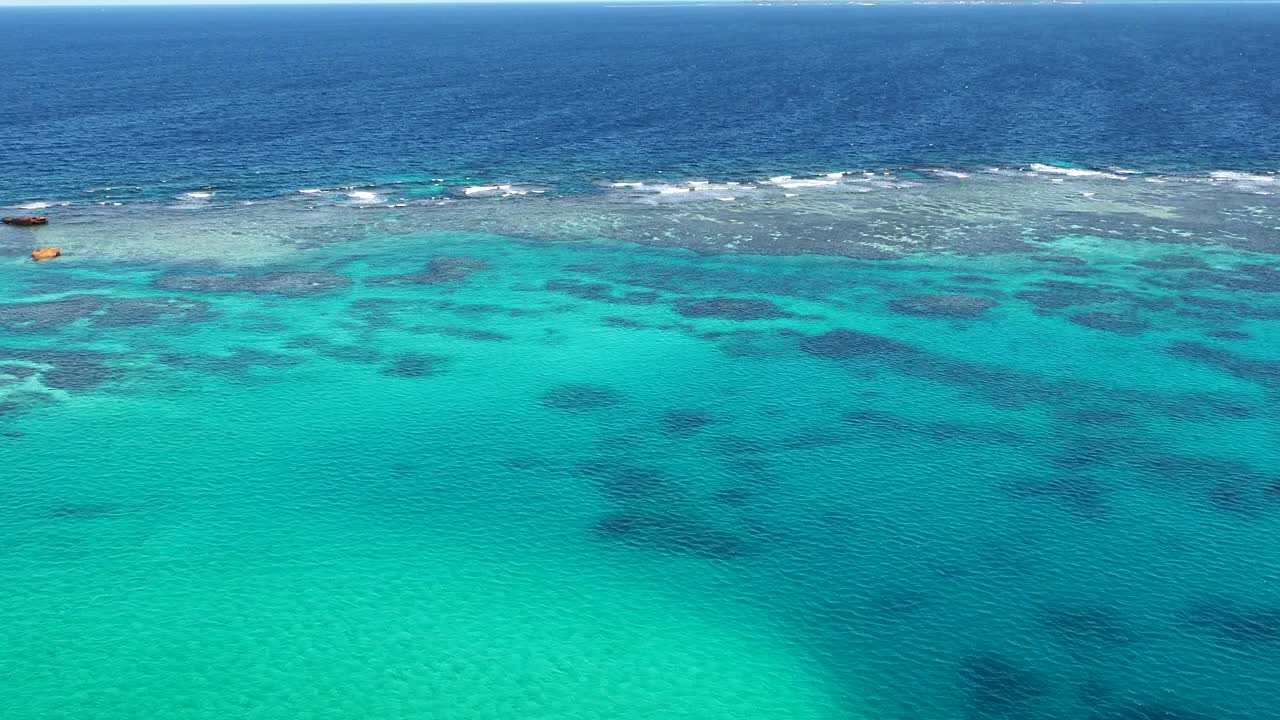 羽场岛白鸟角附近的翡翠色海视频素材