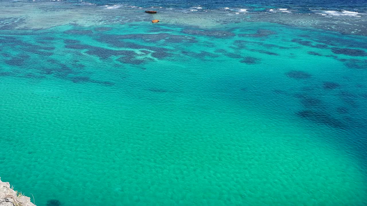 羽场岛白鸟角附近的翡翠色海视频素材