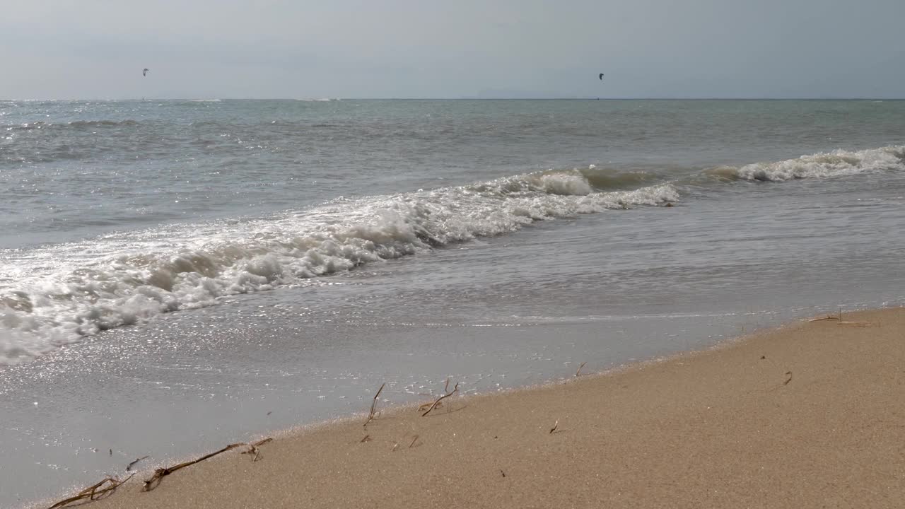 有清澈的海水和泡泡的沙滩视频素材