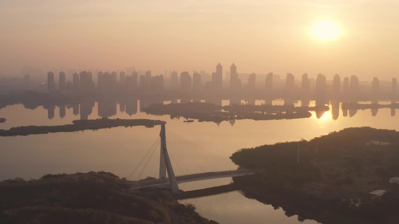 厦门市集美区日出时城市天际线鸟瞰图和湖泊自然公园视频素材