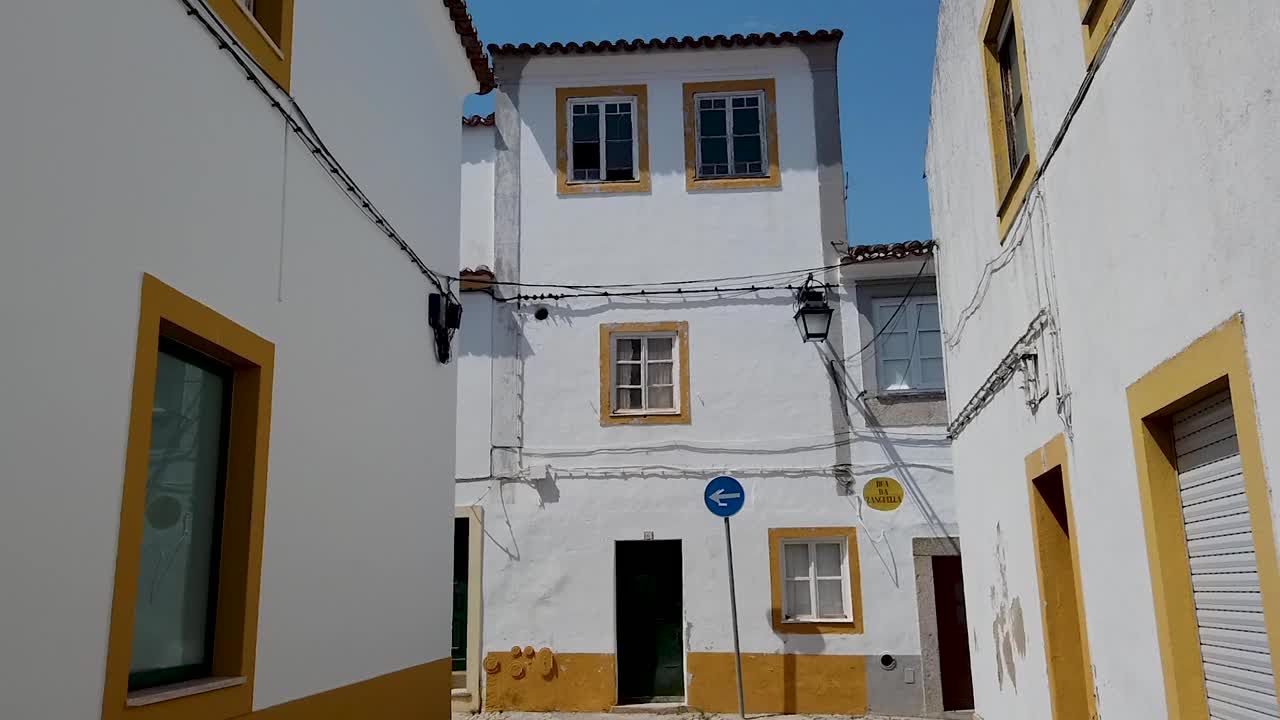 葡萄牙Alentejo, Evora，老城区狭窄的街道视频素材